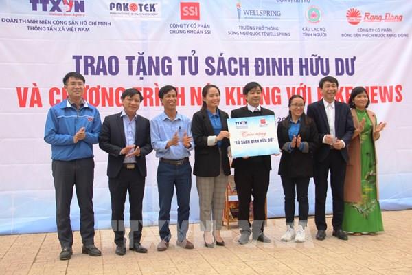 Đoàn thanh niên TTXVN trao tặng Tủ sách Đinh Hữu Dư tại Hà Tĩnh
