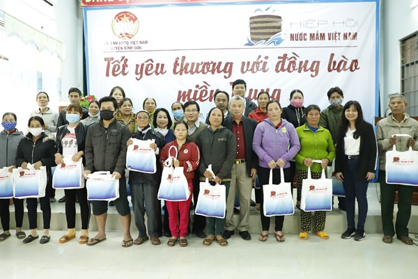 Hiệp hội Nước mắm Việt Nam mang Tết yêu thương đến bà con tỉnh Quảng Ngãi