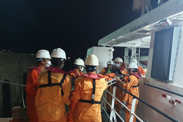 Cứu nạn khẩn cấp thuyền viên tàu QB QB 91439 TS bị tai nạn trên biển