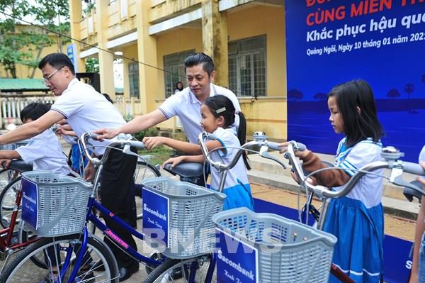 Sacombank dành gần 8,5 tỷ đồng hỗ trợ người dân miền Trung