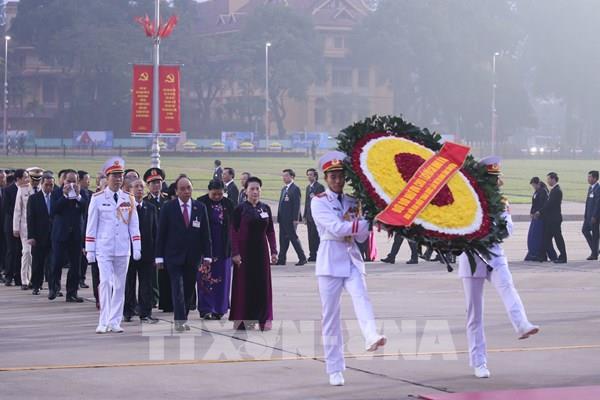 Các đại biểu dự Đại hội đại biểu toàn quốc lần thứ XIII của Đảng viếng Chủ tịch Hồ Chí Minh