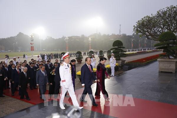 Đại biểu dự Đại hội XIII của Đảng vào Lăng viếng Chủ tịch Hồ Chí Minh