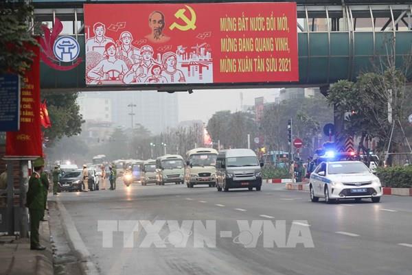 Đại biểu tới Trung tâm Hội nghị Quốc gia dự phiên họp trù bị Đại hội XIII của Đảng