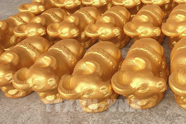 Trâu đất vàng hối hả ra lò phục vụ Tết