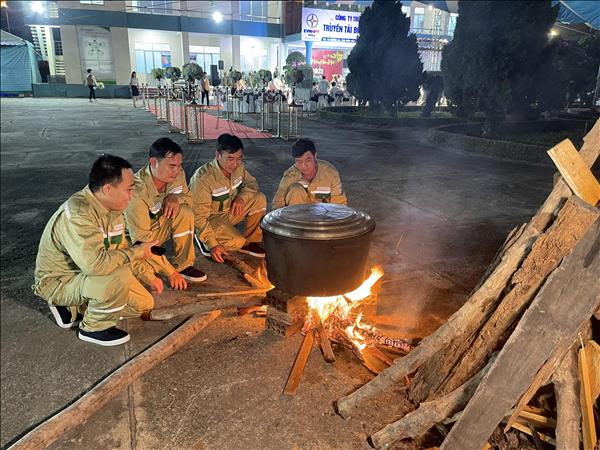 Xuân về: Lính truyền tải điện ấm lòng, đón Tết