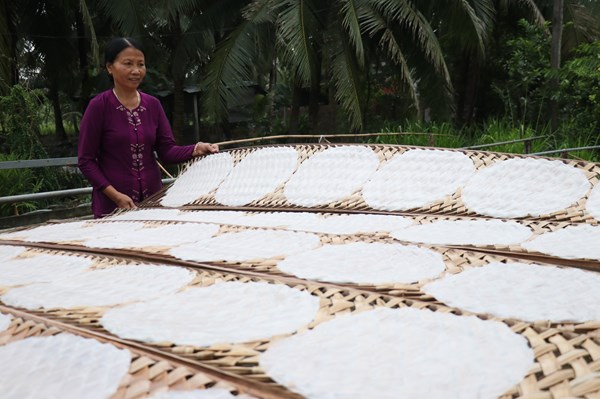 Làng nghề bánh tráng tất bật vụ Tết