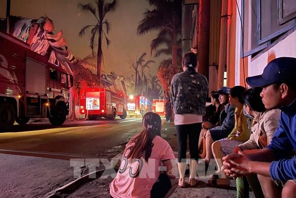 Bình Dương: 2 cảnh sát bị ngất khi khống chế đám cháy kho chứa phế liệu