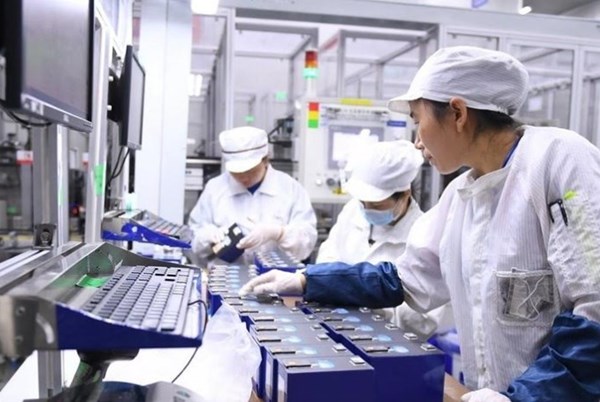 Hoạt động sản xuất của Trung Quốc tăng chậm nhất trong 5 tháng do COVID-19