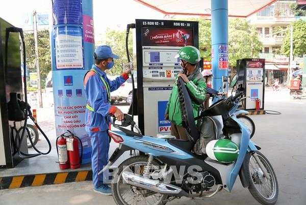 Từ 15h, giá xăng tiếp tục tăng khoảng 700 đồng/lít