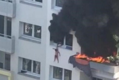 Giải cứu một cháu bé khỏi đám cháy khi ở nhà một mình