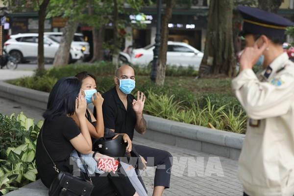 Hà Nội phạt nghiêm những người không đeo khẩu trang nơi công cộng