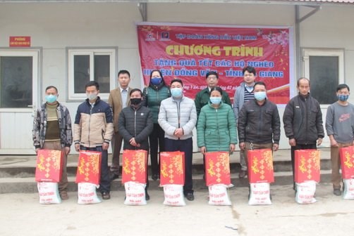 Petrolimex trao 19 tấn gạo tặng các gia đình có hoàn cảnh khó khăn ở Đồng Văn