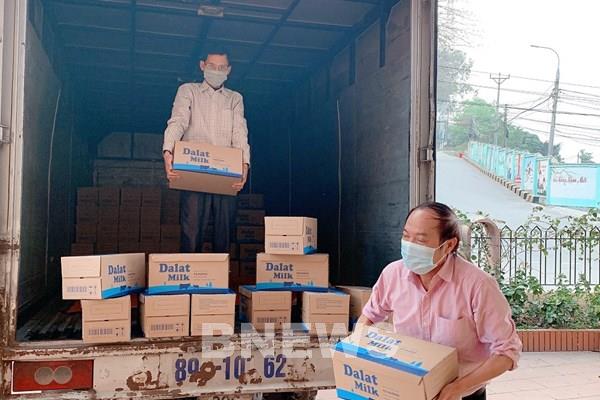 Tình nguyện tiếp tế quà tặng tới người cách ly xuyên đêm