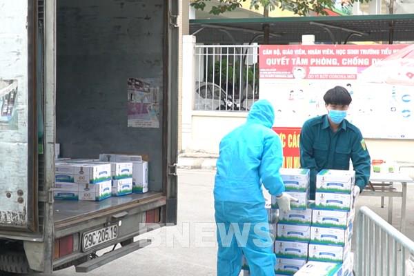 Vinamilk hỗ trợ sữa cho trẻ em phải đón Tết ở nơi cách ly