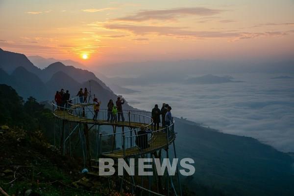 Độc đáo đồng bào Mông làm du lịch
