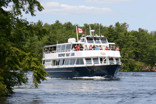 Tàu du lịch bị cấm vào vùng nước của Canada tới tháng 2/2022
