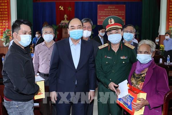 Thủ tướng Nguyễn Xuân Phúc tặng quà Tết gia đình chính sách và hộ nghèo tại Quảng Nam
