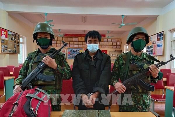 Bắt đối tượng vận chuyển 8 bánh heroin từ Lào về Nghệ An