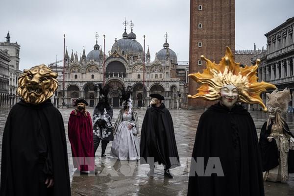Lễ hội hóa trang Carnival of Venice tuyệt đẹp và lôi cuốn đã trở lại! Nếu bạn yêu thích một không khí sôi động và cầu kỳ hóa trang, hãy đến với hình ảnh liên quan đến từ khóa \