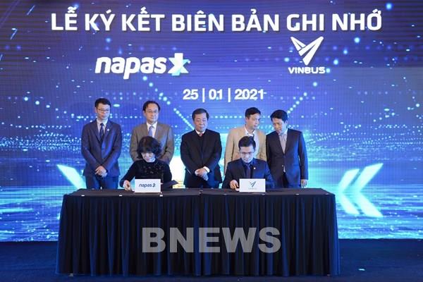 VinBus và NAPAS hợp tác cung cấp thẻ vé điện tử cho hệ thống xe buýt điện