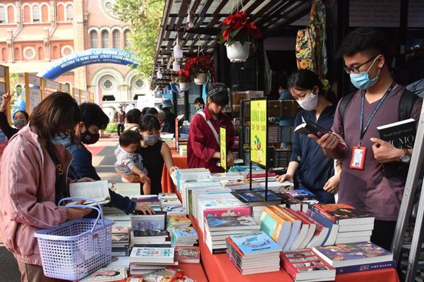 Đường sách Tết Tân Sửu 2021 mở cửa đón khách