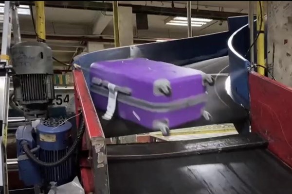 Sân bay Tân Sơn Nhất khử khuẩn toàn bộ hành lý của khách để chống lây nhiễm