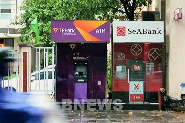 ATM vắng bóng khách hàng mùa "Tết Cô-vy"