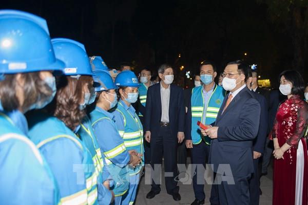 Bí thư Thành ủy Hà Nội thăm, chúc Tết công nhân vệ sinh môi trường Thủ đô