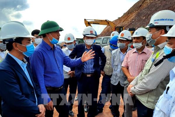 Đẩy nhanh tiến độ thi công cao tốc Cam Lộ - La Sơn