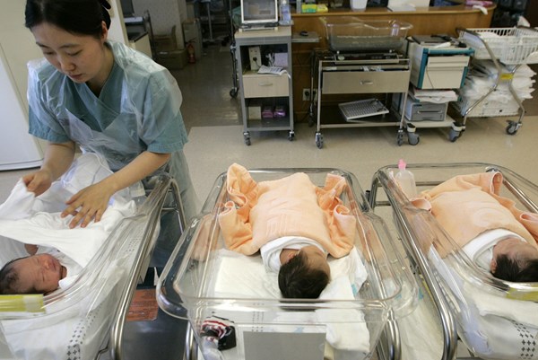 Trẻ em nước ngoài sinh tại Hàn Quốc có thể được đăng ký khai sinh