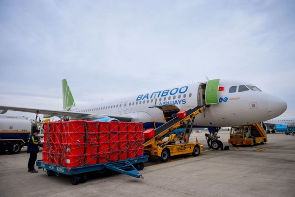 Bamboo Airways vận chuyển miễn phí thiết bị y tế chi viện Hải Dương