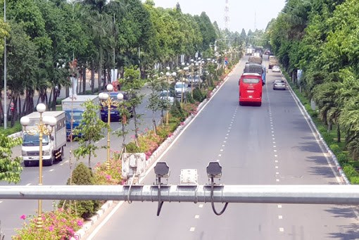 Phát hiện hai lái xe đổ trộm rác thải qua ứng dụng “Thành phố thông minh”