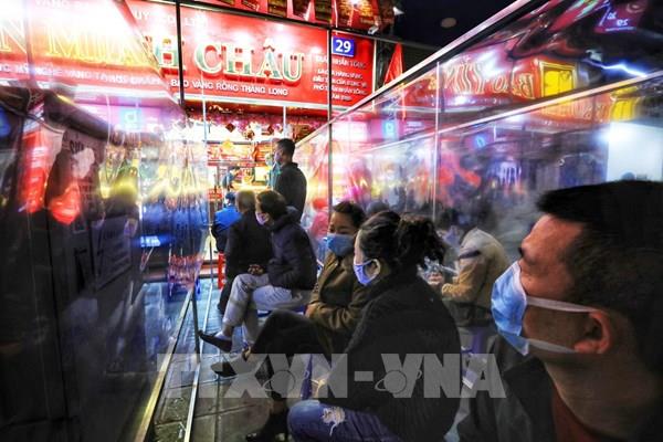 Ngày Thần Tài: Người dân xếp hàng từ sớm nhưng không còn cảnh chen chúc