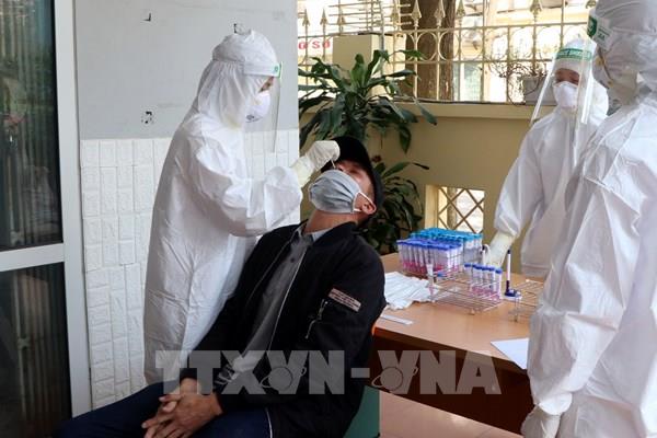 Lấy mẫu xét nghiệm COVID-19 cho hàng trăm lái xe vận tải ở Hải Dương