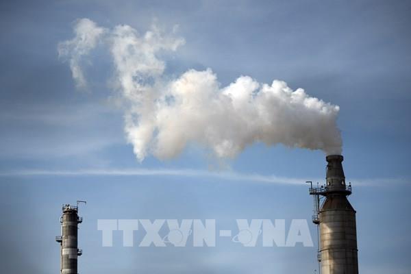 Ngành sản xuất dầu "đóng băng", bầu trời Texas bao trùm khói đen bất thường