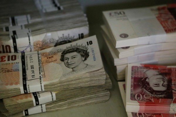 Vaccine phòng COVID-19 trợ lực giúp đồng bảng Anh tăng giá