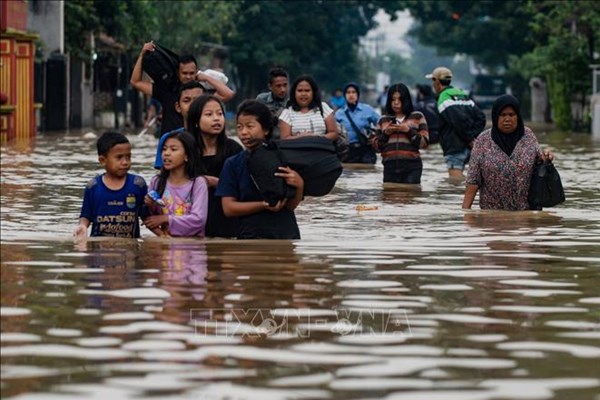 Indonesia rắc muối vào mây để ngăn lũ lụt