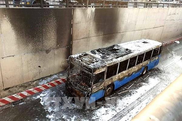 Xe buýt cháy khi đang lưu thông trong hầm chui An Sương