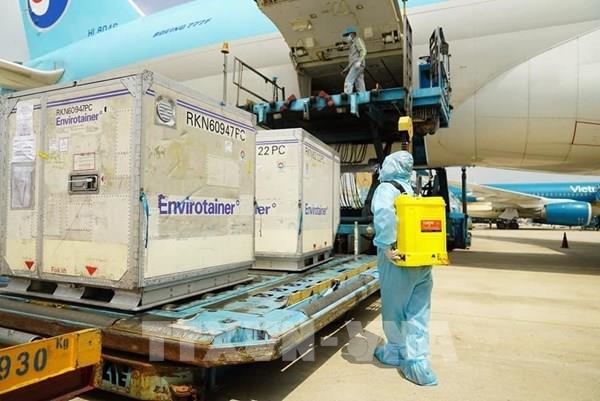 Lô vaccine phòng COVID-19 đầu tiên đã đến Việt Nam