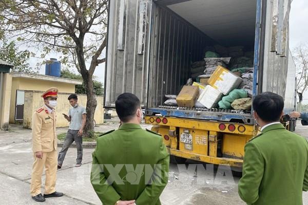 Phát hiện xe đầu kéo vận chuyển gần 10 tấn “thực phẩm bẩn”