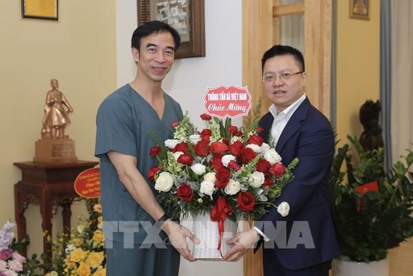 Thông tấn xã Việt Nam chúc mừng một số đơn vị y tế tuyến Trung ương và Hà Nội