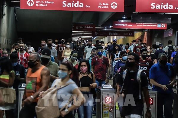 Brazil áp đặt biện pháp "hạn chế đỏ" do số ca mắc COVID-19 và tử vong tăng cao