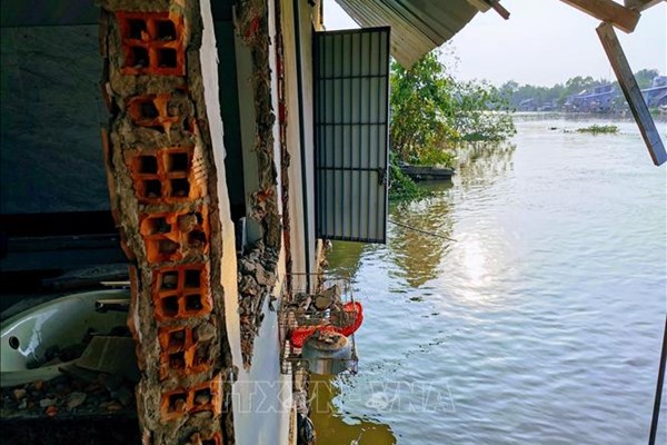 Cần Thơ liên tiếp xảy ra 2 vụ sạt lở làm 17 căn nhà bị sụp