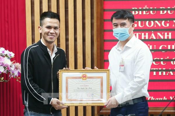 Thủ tướng tặng Bằng khen cho người dũng cảm cứu cháu bé bị rơi từ tầng 13