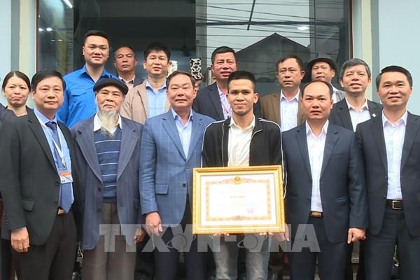Trao Bằng khen của Thủ tướng Chính phủ tặng thanh niên dũng cảm cứu cháu bé bị rơi từ nhà cao tầng