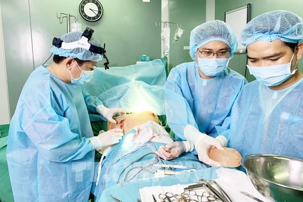 Xử lý cơ sở bỏ sót gạc y tế khi phẫu thuật thẩm mỹ nâng ngực