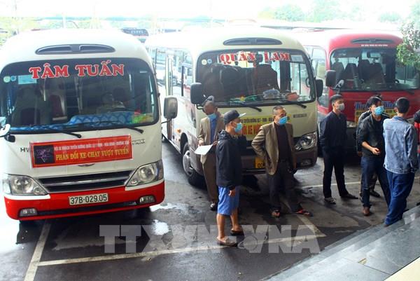 Nhiều xe tuyến vận tải cố định ở Nghệ An dừng chạy phản đối xe dù