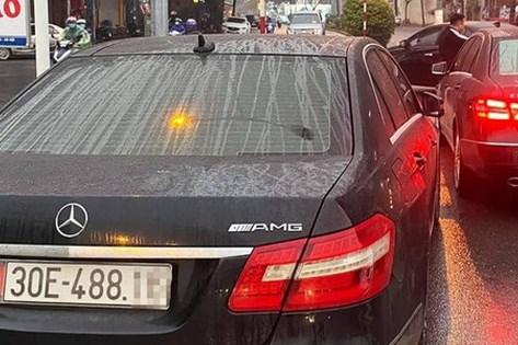 Hà Nội điều tra vụ hai xe ô tô cùng biển kiểm soát lưu thông trên đường