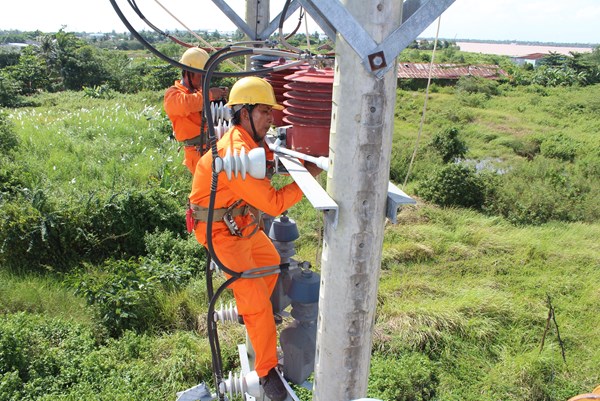 Điện lực miền Nam lập phương án cấp điện chống hạn mặn