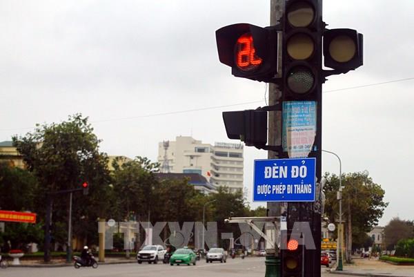Lúng túng trước biển chỉ dẫn phụ “Đèn đỏ được phép đi thẳng”